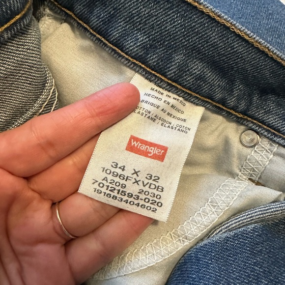 Wrangler Vintage Blue Relaxed Fit Jeans - Picture 6 of 6